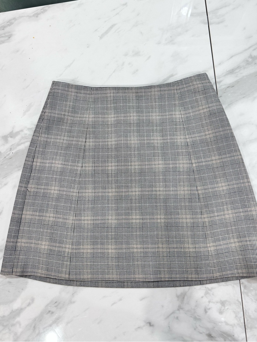 ARITZIA BABATON Plaid Mini Skirt in Gray and Cream Size 12 Casual Work